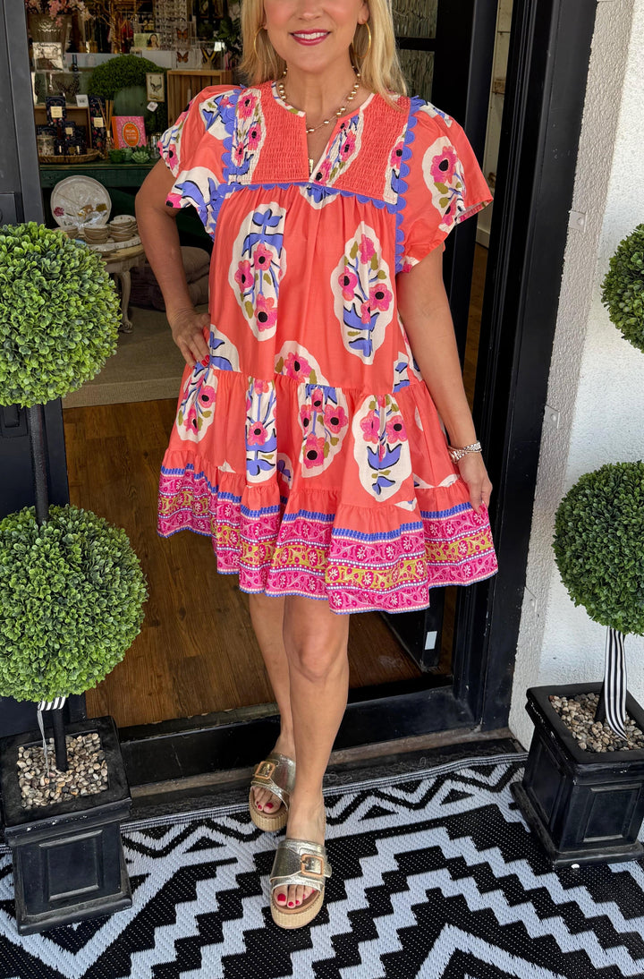 Korte jurk met V-hals en plooienprint voor dames